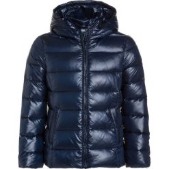 Benetton JACKET Kurtka puchowa dark blue. Niebieskie kurtki dziewczęce Benetton, na zimę, z poliesteru. W wyprzedaży za 186,75 zł.