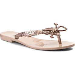 Japonki MELISSA - Harmonic Elements Ad 32392 Pink/Metallic Pink 52902. Różowe klapki damskie Melissa, z aplikacjami, z tworzywa sztucznego, bez obcasa, na obcasie. W wyprzedaży za 169,00 zł.