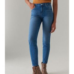 Jeansy slim fit - Niebieski. Niebieskie jeansy damskie Mohito. W wyprzedaży za 59,99 zł.
