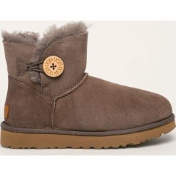 UGG - Śniegowce Mini Bailey Button II. Pomarańczowe śniegowce damskie Ugg, z wełny, bez zapięcia. Za 819,90 zł.