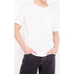 Koszulka "Camiliday" w kolorze białym. Białe koszulki męskie American Vintage, xl, bez wzorów, z bawełny, z okrągłym kołnierzem, bez rękawów. W wyprzedaży za 99,95 zł.