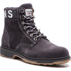 Kozaki TOMMY JEANS - Suede Boot EM0EM00235 Magnet 008. Szare glany męskie Tommy Jeans, z jeansu. Za 599,00 zł.