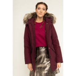Parka Woolrich Arctic WWCPS2762 UT0001. Czerwone kurtki damskie Woolrich, na zimę, l, bez wzorów, z bawełny, bez kaptura. W wyprzedaży za 1629,00 zł.
