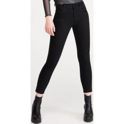 Spodnie slim ze średnim stanem - Czarny. Czarne spodnie damskie Reserved, z jeansu. W wyprzedaży za 49,99 zł.