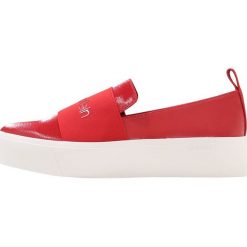 Calvin Klein JACINTA Półbuty wsuwane crimson red. Czerwone półbuty damskie wsuwane Calvin Klein, bez wzorów, ze skóry ekologicznej, na niskim obcasie, bez zapięcia. Za 519,00 zł.