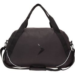 Torba sportowa damska TPD602 - czarny - Outhorn. Czarne torby podróżne Outhorn, w paski, z materiału, sportowe, na ramię, bez dodatków. W wyprzedaży za 34,99 zł.