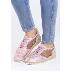 Różowe Espadryle Teres. Różowe espadryle damskie Born2be, bez wzorów, z tkaniny, bez obcasa, na płaskiej podeszwie. Za 49,99 zł.