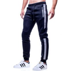 Spodnie męskie joggery czarne Recea. Czarne spodnie męskie Recea, s, bez wzorów, z bawełny, sportowe. W wyprzedaży za 49,99 zł.
