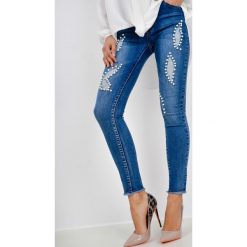 Jeansy skinny fit z perełkami. Niebieskie jeansy damskie relaxed fit marki Zoio. Za 59,99 zł.