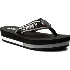 Japonki TOMMY JEANS - Mid Beach Sandal EN0EN00069 Black 990. Czarne klapki damskie Tommy Jeans, bez wzorów, z jeansu, bez obcasa. W wyprzedaży za 129,00 zł.