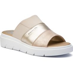 Klapki GEOX - D Tamas B D92DLB 0PVNF CH62L Lt Taupe/Lt Gold. Żółte klapki damskie Geox, bez wzorów, ze skóry ekologicznej, bez obcasa. W wyprzedaży za 239,00 zł.