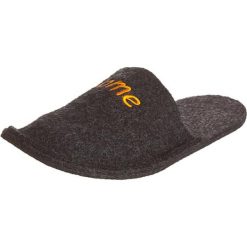 Kapcie "Well - Come" w kolorze antracytowym. Szare kapcie męskie marki Kitz-pichler, Magicfelt & Stegmann, z materiału. W wyprzedaży za 45,95 zł.