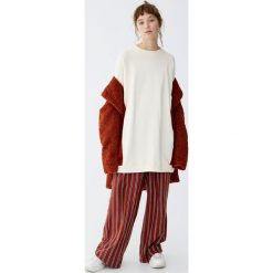 Bawełniana bluza z panelami z boku. Szare bluzy damskie Pull&Bear, z bawełny. Za 109,00 zł.
