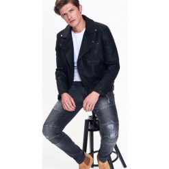 SPODNIE MĘSKIE SLIM Z PRZESZYCIAMI NA KOLANACH. Czarne spodnie męskie Top Secret, na co dzień, na zimę, m, bez wzorów, z jeansu, eleganckie. W wyprzedaży za 69,99 zł.
