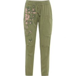 Spodnie drukowane bonprix oliwkowy z nadrukiem. Zielone spodnie damskie bonprix. Za 99,99 zł.