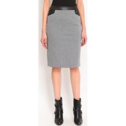 SPÓDNICA REGULARNA DAMSKA WE WZORY. Czarne spódniczki damskie dzianinowe marki Top Secret, na co dzień, na zimę, eleganckie. W wyprzedaży za 49,99 zł.