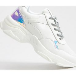Buty sneakersy - Biały. Białe sneakersy damskie Mohito. Za 159,99 zł.