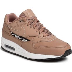 Buty NIKE - Air Max 1 Se 881101 201 Desert Dust/Desert Dust/Black. Pomarańczowe półbuty damskie Nike, bez wzorów, ze skóry ekologicznej, bez obcasa, na płaskiej podeszwie, bez zapięcia. Za 619,00 zł.