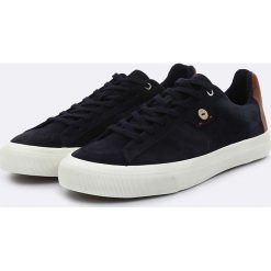 Skórzane sneakersy w kolorze granatowym. Niebieskie trampki męskie Faguo, z okrągłym noskiem, na sznurówki. W wyprzedaży za 171,95 zł.