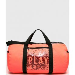 Only Play - Torba. Różowe torebki damskie sportowe marki Only Play, w paski, z poliesteru, sportowe, na ramię. W wyprzedaży za 49,90 zł.