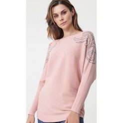 Różowy Sweter Erindale. Różowe swetry damskie Born2be, s, z aplikacjami, z jeansu, z długim rękawem, długie, bez kaptura. Za 99,99 zł.