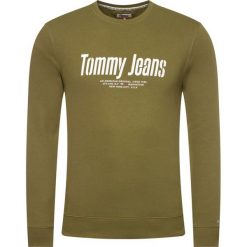 Bluza Tommy Jeans Tjm Essentiale Graphic Crew DM0DM07927. Białe bluzy męskie Tommy Jeans, xl, bez wzorów, z bawełny, bez kołnierzyka, bez rękawów, bez kaptura. Za 339,00 zł.