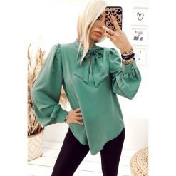 Dmska koszula LYNN MINT. Zielone koszule damskie IVET, na co dzień, z aplikacjami, eleganckie, bez kołnierzyka, bez rękawów. W wyprzedaży za 69,00 zł.