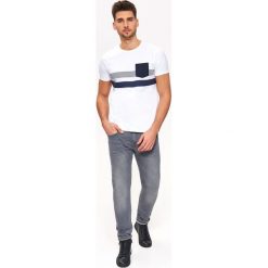 T-SHIRT Z KIESZENIĄ. Białe t-shirty męskie Top Secret, na lato, xxl, w paski, z bawełny, z okrągłym kołnierzem, krótkie. W wyprzedaży za 39,99 zł.