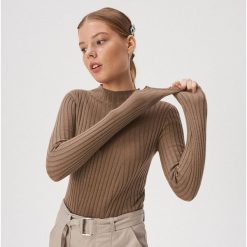 Prążkowany sweter z golfem - Brązowy. Pomarańczowe swetry damskie Sinsay, s, bez wzorów, prążkowane, bez rękawów, bez kaptura. Za 39,99 zł.