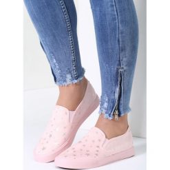 Różowe Slip On Were On It. Różowe trampki i tenisówki damskie vices, bez wzorów, bez zapięcia. Za 59,99 zł.