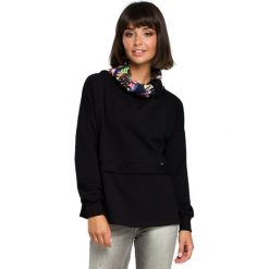 Bluza z wysokim kołnierzem we wzor - czarna. Czarne bluzy damskie BE, z elastanu, bez kaptura. Za 169,00 zł.