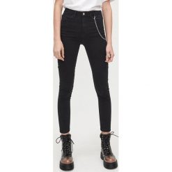 Bawełniana koszula oversize z napisem - Biały. Białe koszule damskie Cropp, s, z napisami, z bawełny, bez kołnierzyka, bez rękawów. Za 39,99 zł.