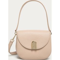 Furla - Torebka skórzana Sleek. Różowe listonoszki damskie Furla, w paski, ze skóry, na ramię, małe, z aplikacjami. Za 1299,00 zł.