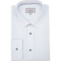 Biała Bawełniana Koszula z Długim Rękawem -VICTORIO- w Kropki Groszki KSDWVCTO0392. Białe koszule męskie Victorio, w grochy, z bawełny, eleganckie, ze stójką, z długim rękawem. Za 139,00 zł.