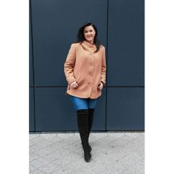 Kurtka Dora damska z kapturem w kolorze camel OVERSIZE PLUS SIZE. Brązowe kurtki damskie Moda Size Plus Iwanek, s, bez wzorów, z wełny, eleganckie, krótkie, z kapturem. Za 319,00 zł.
