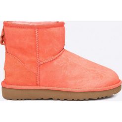 UGG - Buty Classic Mini II. Różowe botki damskie na obcasie marki Ugg, z futra, z okrągłym noskiem. W wyprzedaży za 529,90 zł.