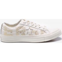 Converse - Buty. Białe buty sportowe damskie marki Converse, bez wzorów, ze skóry, sportowe. W wyprzedaży za 299,90 zł.