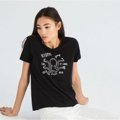 T-shirt z ośmiornicą - Czarny. Czarne t-shirty damskie marki Sinsay, s, bez wzorów, bez kołnierzyka. Za 19,99 zł.
