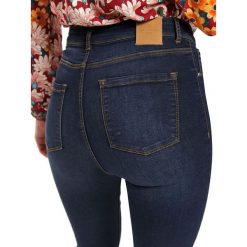 Spodnie jeansowe slim. Spodnie damskie na lato, z jeansu. W wyprzedaży za 39,99 zł.