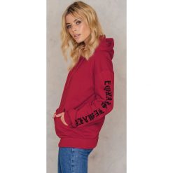 Bluzy damskie: NA-KD Bluza z nadrukiem The Future Equals Female – Red