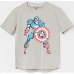 Bawełniany t-shirt z Kapitanem Ameryką - Jasny szary. Szare t-shirty męskie Reserved, bez wzorów, z bawełny, bez kołnierzyka. Za 39,99 zł.