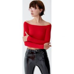 Koszulka basic z odkrytymi ramionami. Czerwone t-shirty damskie marki Pull&Bear. Za 39,90 zł.