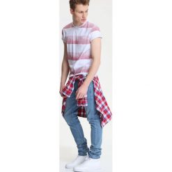 T-shirt krótki rękaw męski we wzory. Białe t-shirty męskie Top Secret, m, w paski, z jeansu, sportowe, bez kołnierzyka, krótkie. W wyprzedaży za 34,99 zł.