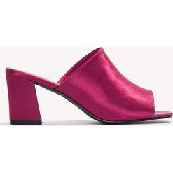 Klapki damskie: NA-KD Shoes Satynowe klapki mule na obcasie – Red