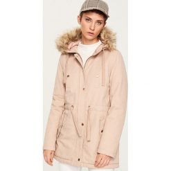 Parka z futerkiem przy kapturze - Różowy. Różowe parki damskie marki Reserved. Za 249,99 zł.