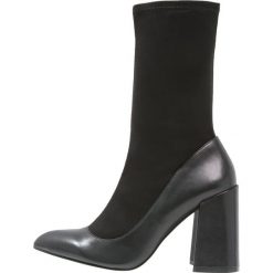 Shellys London ELY Kozaki na obcasie black. Czarne buty zimowe damskie marki Shellys London, z materiału, na obcasie. W wyprzedaży za 559,30 zł.