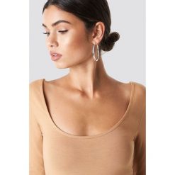 Nicki x NA-KD Top z głębokim dekoltem - Beige. Brązowe topy damskie marki Nicki x NA-KD, bez wzorów, z okrągłym kołnierzem. Za 100,95 zł.
