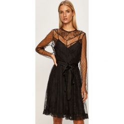 Red Valentino - Sukienka. Czarne sukienki damskie Red Valentino, na co dzień, bez wzorów, z poliesteru, casualowe, z okrągłym kołnierzem, z długim rękawem, długie, mini, rozkloszowane. W wyprzedaży za 2199,00 zł.