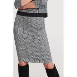 Dzianinowa spódnica w kratę - Wielobarwny. Spódniczki damskie Reserved, bez wzorów, z dzianiny. Za 69,99 zł.