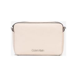 Calvin Klein Must Torebka Beżowy. Brązowe torebki klasyczne damskie Calvin Klein, w paski, z materiału, bez dodatków. Za 378,95 zł.